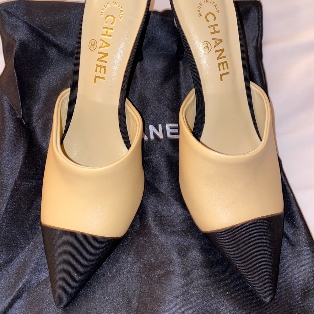 Dupe heeled Black and Tan with pearl detail mule